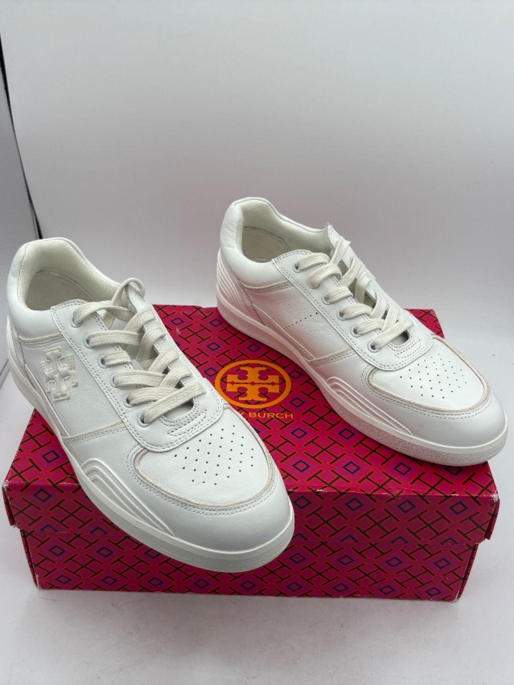 TORY BURCH SNEAKER CLOVER COURT LEATHER TITANIUM WHITE LOGO SZ US 9.5 NIB - Picture 4 of 14